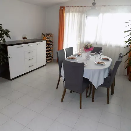Apartman Dora *